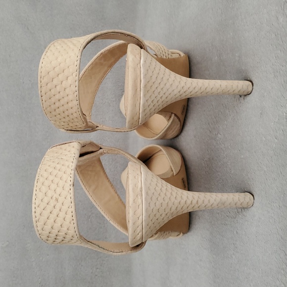 VINCE CAMUTO Calin Leather Cream Textured Stiletto Heels SIZE: 8½"M - Picture 6 of 16